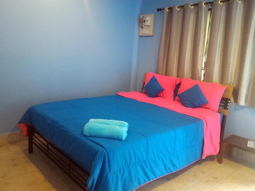 Baan Benjathip Hostel Amphawa Buitenkant foto