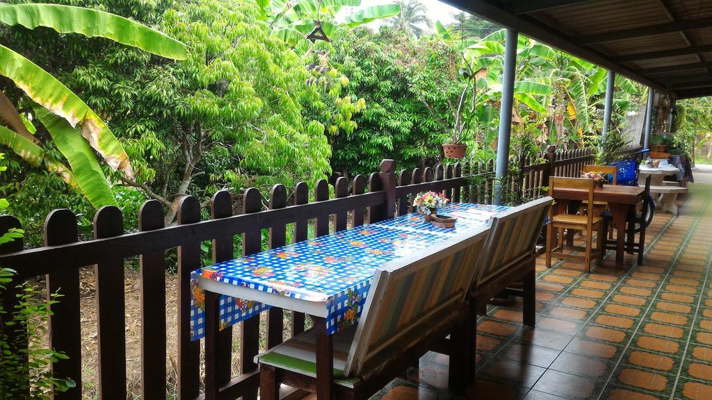 Baan Benjathip Hostel Amphawa Buitenkant foto