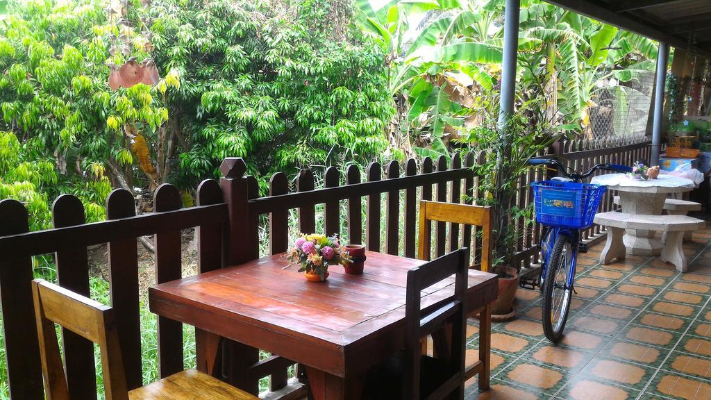 Baan Benjathip Hostel Amphawa Buitenkant foto